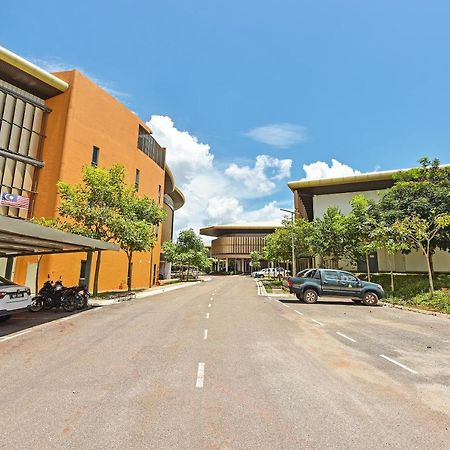 Capital O 90614 Cvia Ummul Hotel Padang Besar Exterior photo