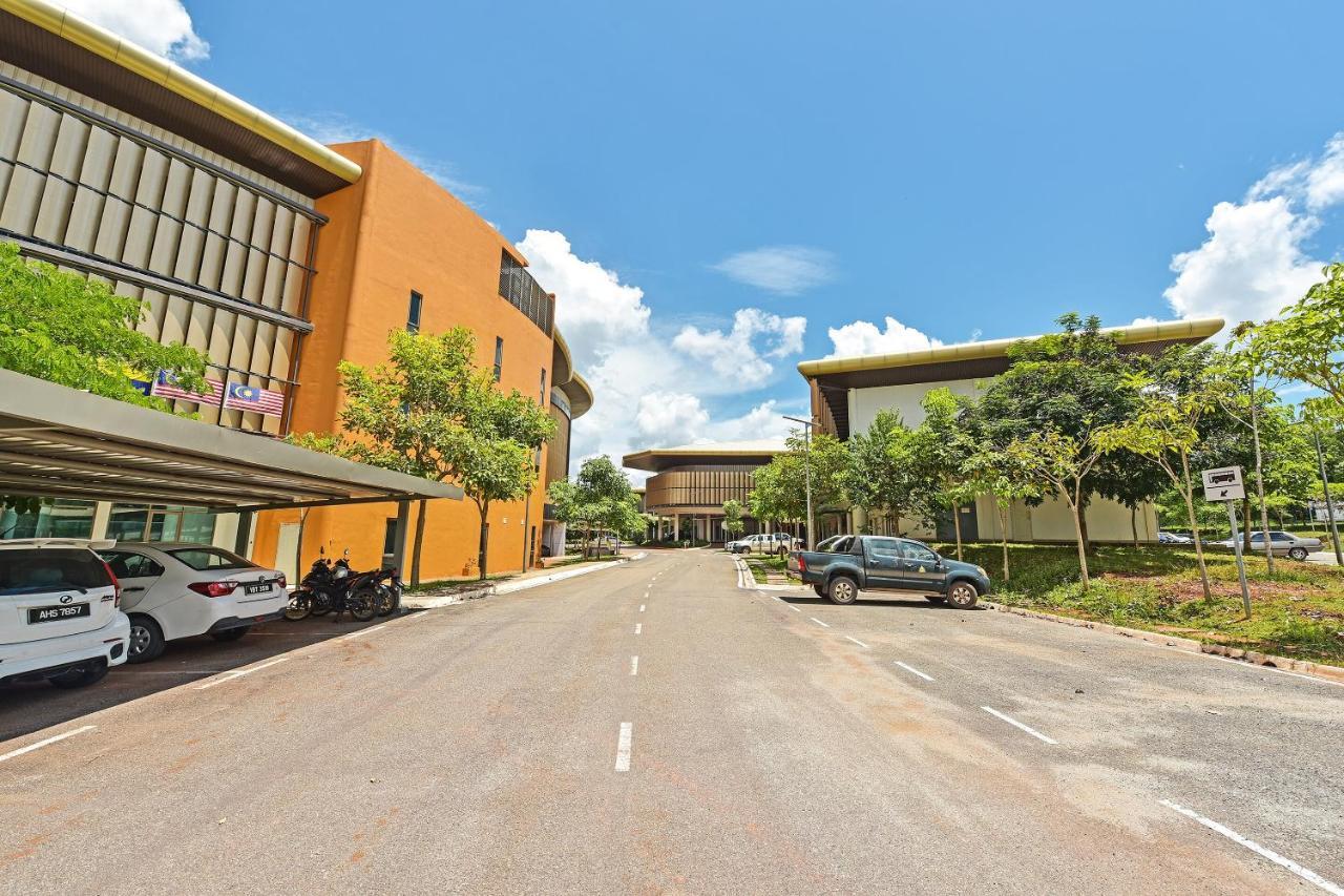 Capital O 90614 Cvia Ummul Hotel Padang Besar Exterior photo