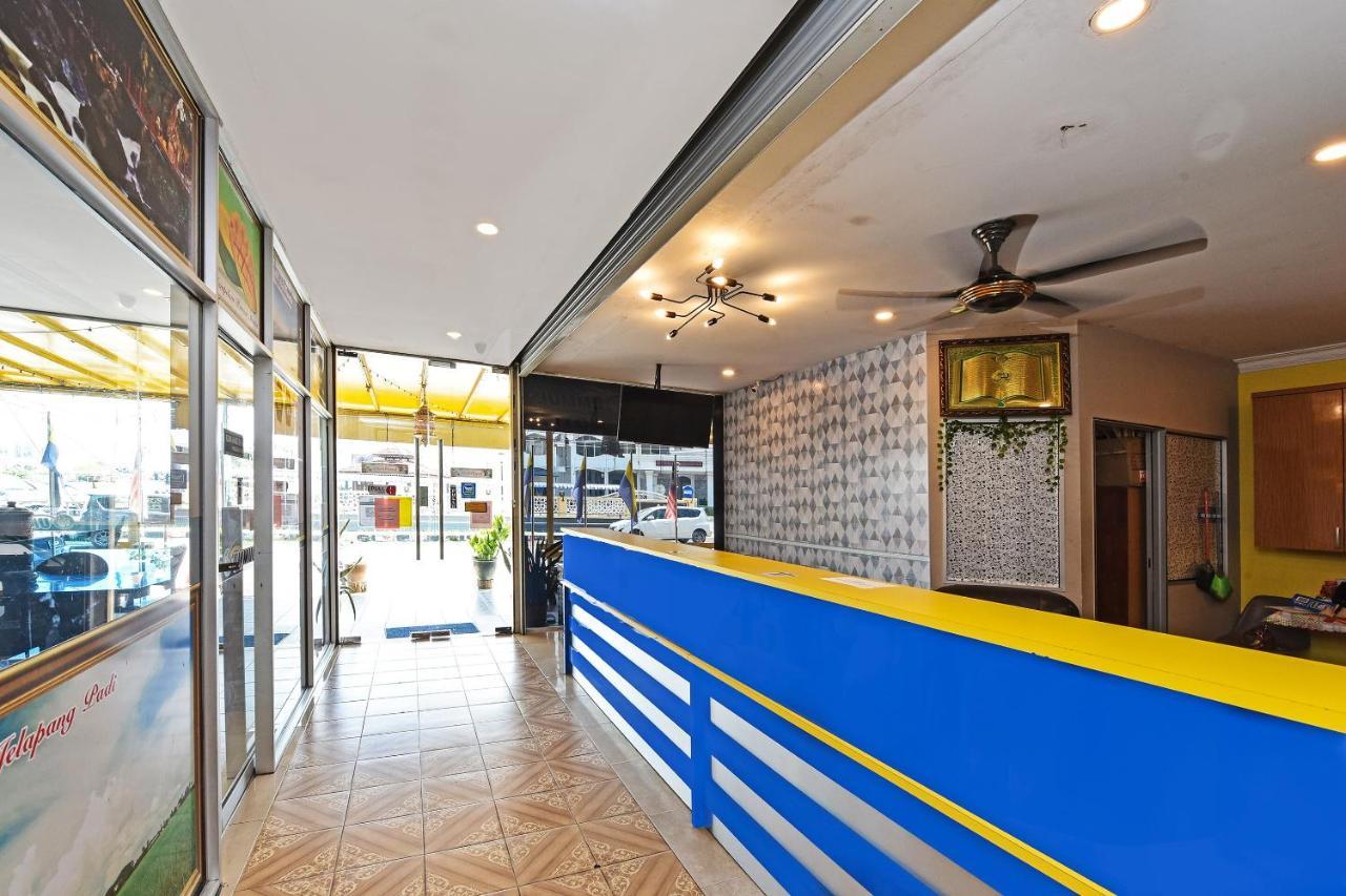 Capital O 90614 Cvia Ummul Hotel Padang Besar Exterior photo