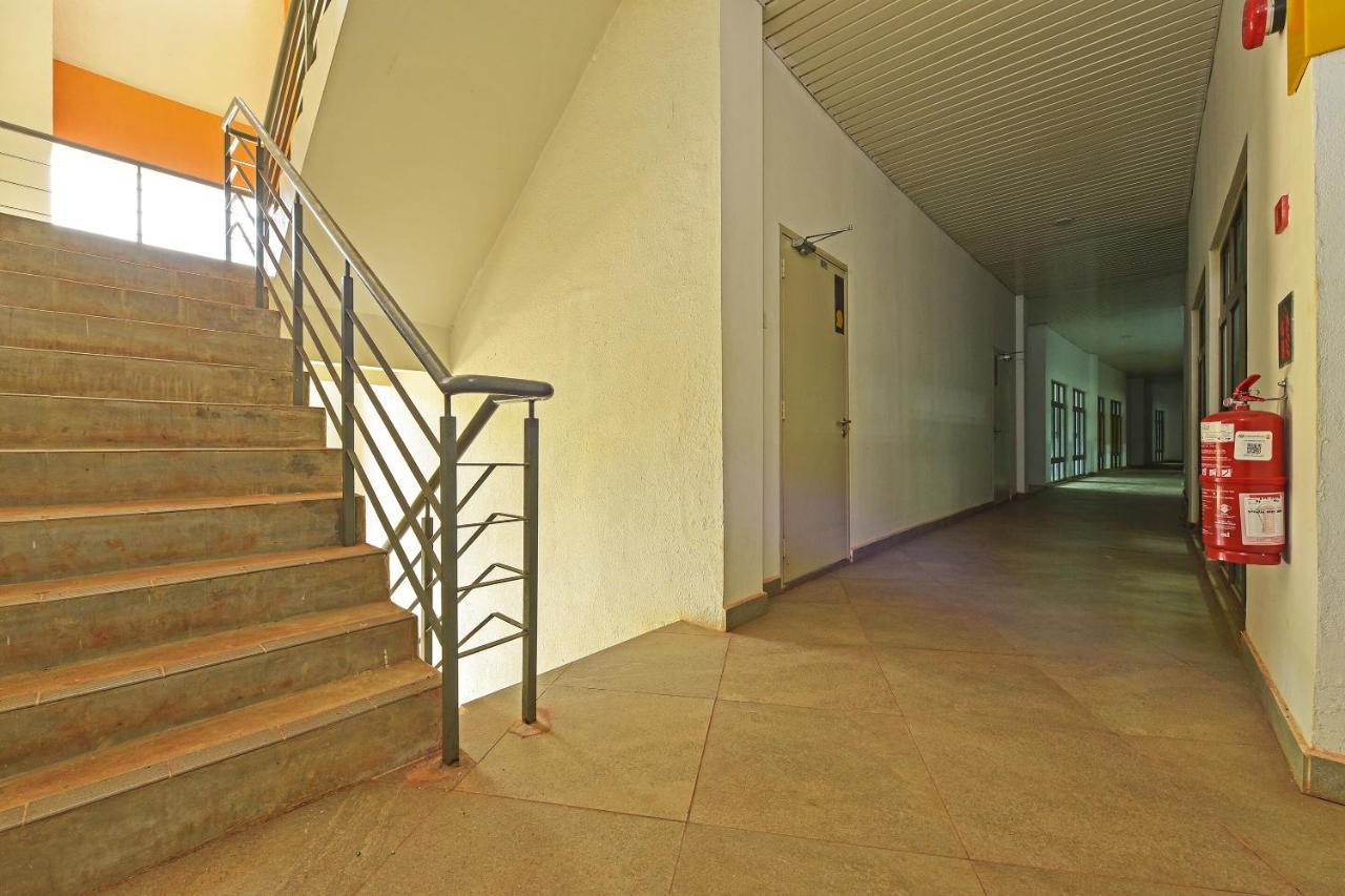 Capital O 90614 Cvia Ummul Hotel Padang Besar Exterior photo