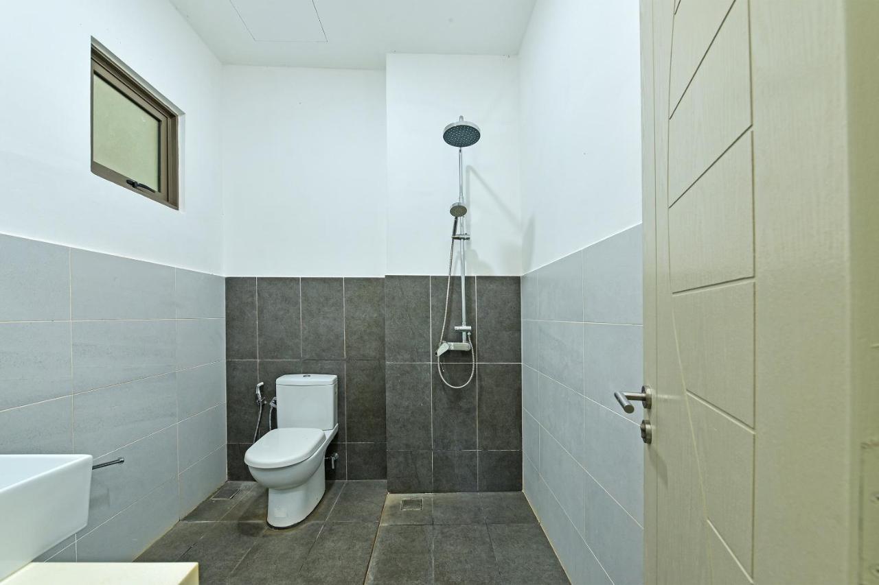 Capital O 90614 Cvia Ummul Hotel Padang Besar Exterior photo