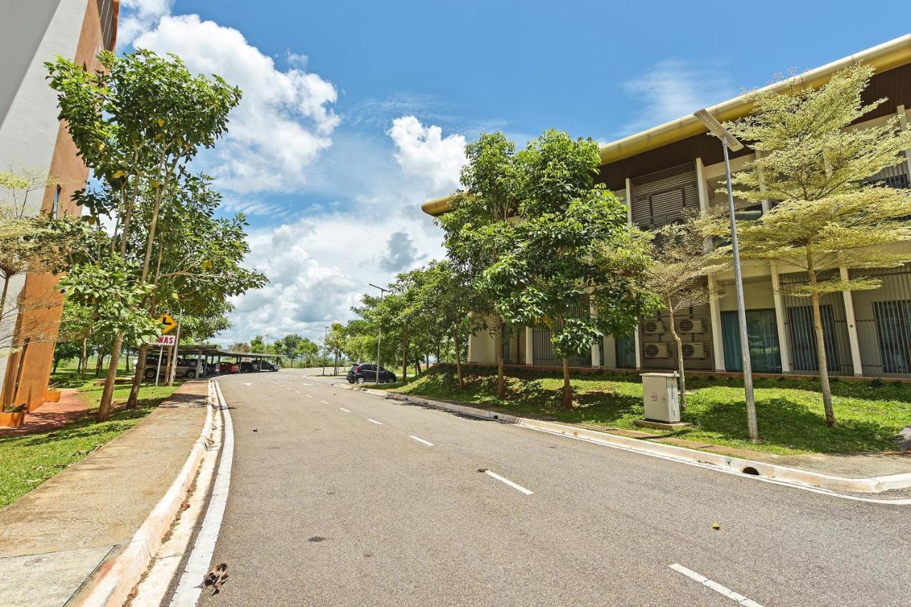 Capital O 90614 Cvia Ummul Hotel Padang Besar Exterior photo