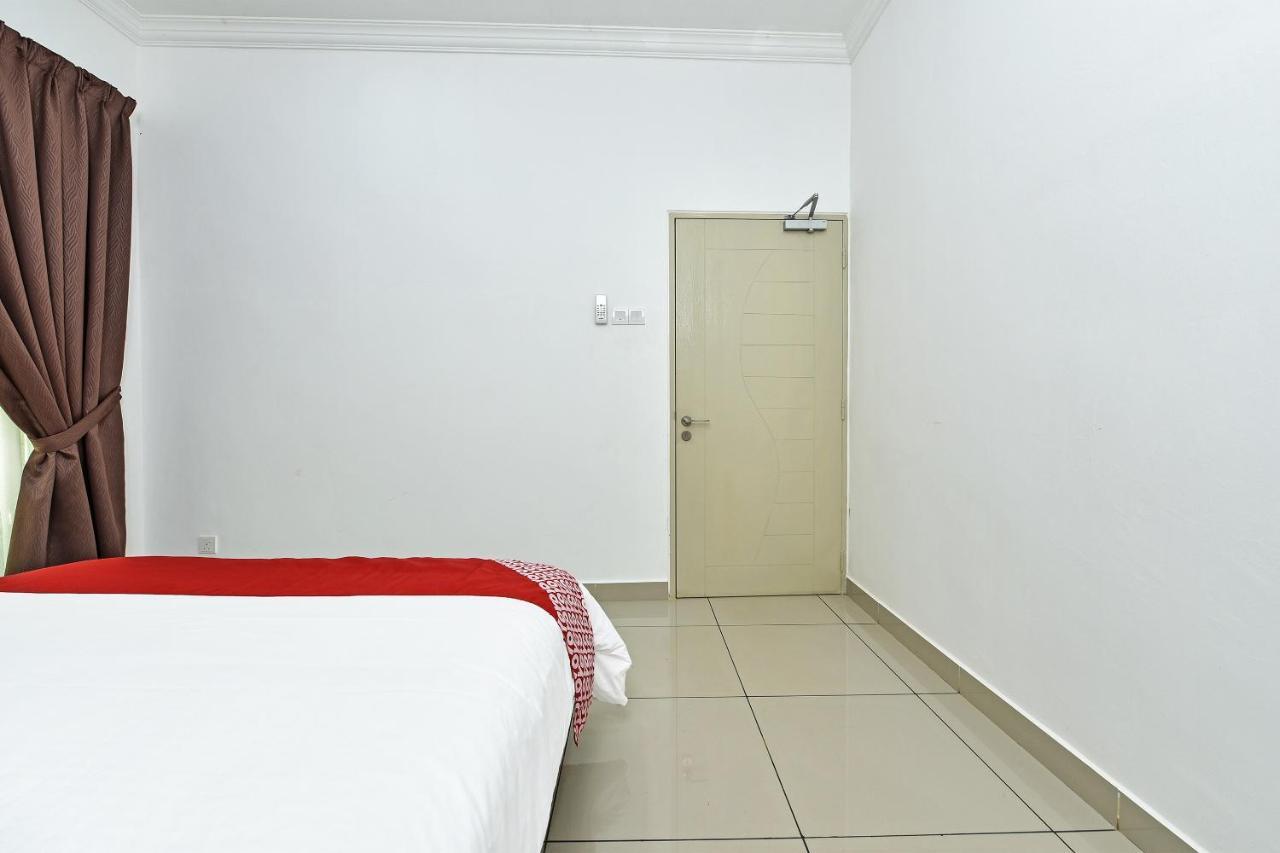 Capital O 90614 Cvia Ummul Hotel Padang Besar Exterior photo