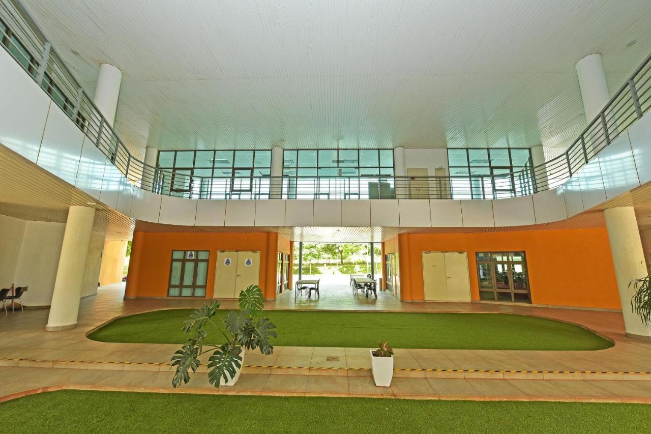 Capital O 90614 Cvia Ummul Hotel Padang Besar Exterior photo