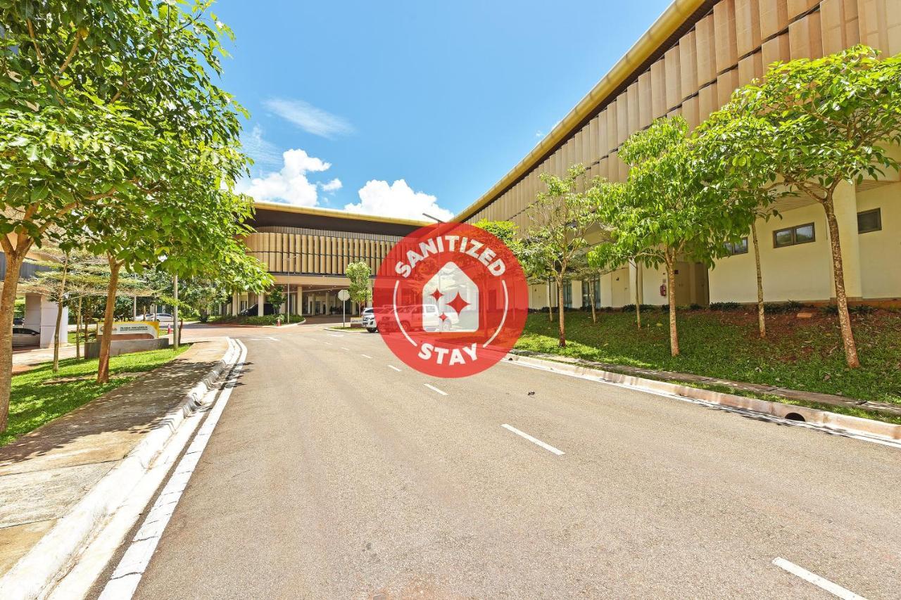 Capital O 90614 Cvia Ummul Hotel Padang Besar Exterior photo
