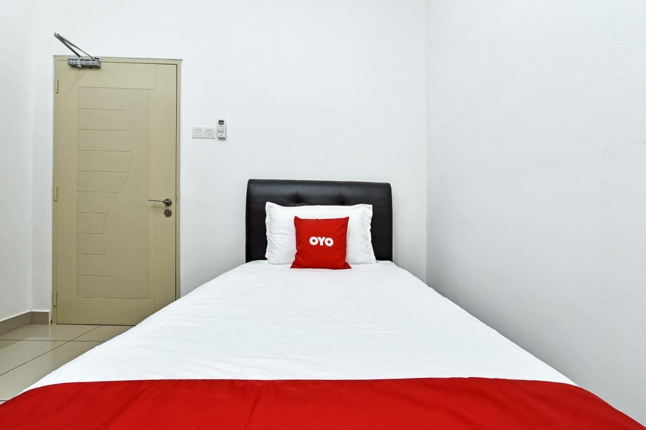 Capital O 90614 Cvia Ummul Hotel Padang Besar Exterior photo